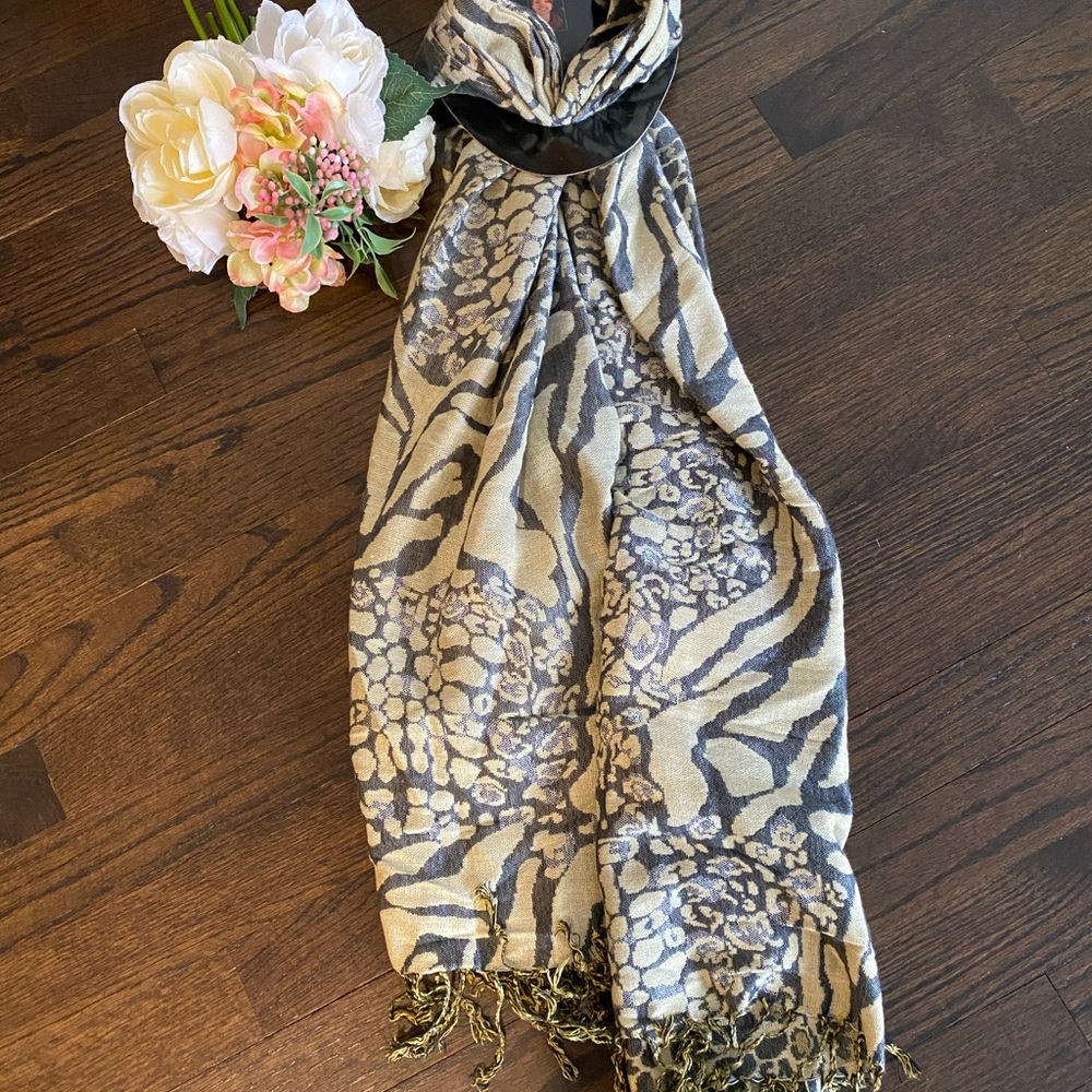 Accent scarf NWT great accent piece 💕